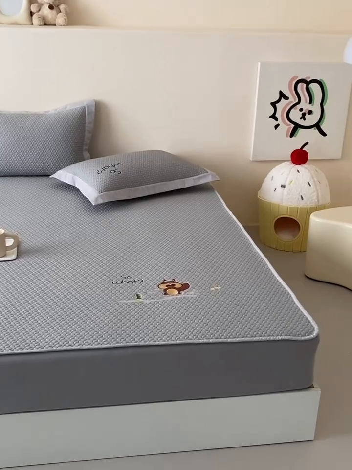 91家纺网 家纺一手货源 找家纺 由有家居 2025新款新品A类PE高凉感分子进口刺绣豆豆凉席三件套 巴拉宝宝