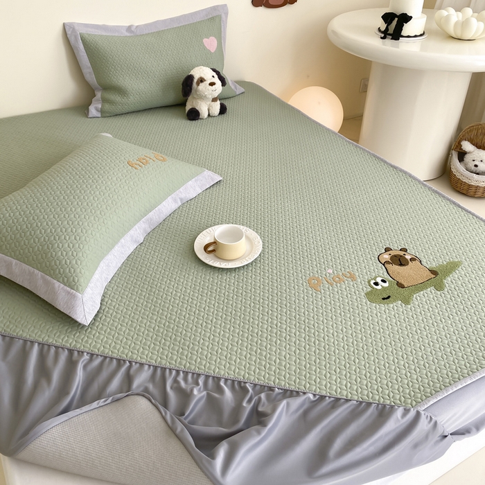 91家纺网 家纺一手货源 找家纺 由有家居 2025新款原创新品A类PE高凉感分子卡通毛巾绣豆豆凉席三件套 鳄鱼卡卡