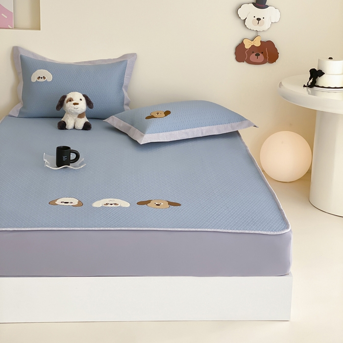 91家纺网 家纺一手货源 找家纺 由有家居 2025新款原创新品A类PE高凉感分子卡通毛巾绣豆豆凉席三件套 三个伙伴