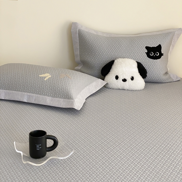 91家纺网 家纺一手货源 找家纺 由有家居 2025新款原创新品A类PE高凉感分子卡通毛巾绣豆豆凉席三件套 咖啡猫