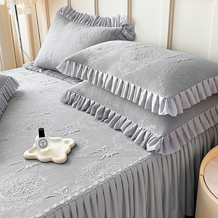 91家纺网 家纺一手货源 找家纺 2025新款复合三明治床裙款凉豆豆凉席三件套系列 约定-绅士灰