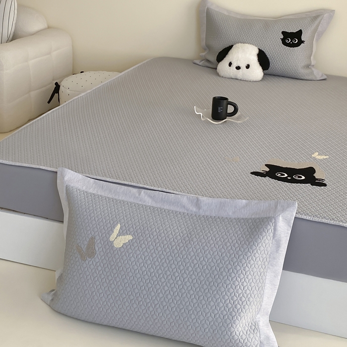 91家纺网 家纺一手货源 找家纺 由有家居 2025新款原创新品A类PE高凉感分子卡通毛巾绣豆豆凉席三件套 咖啡猫