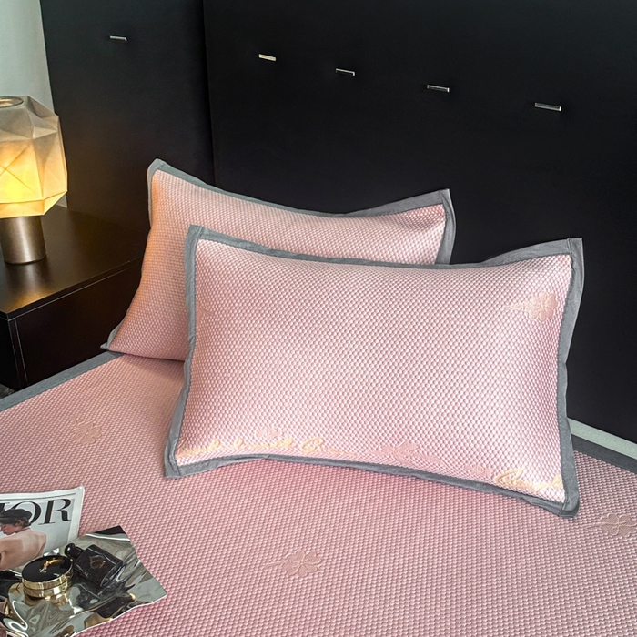 91家纺网 家纺一手货源 找家纺 欧邦 2025新款提花冰豆豆凉席三件套-幸运草 凉席款-幸运草-粉