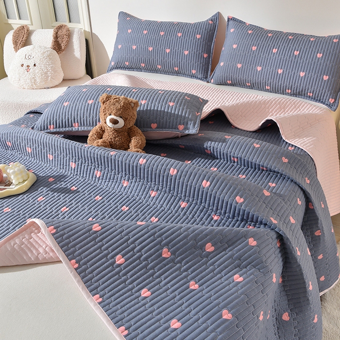 91家纺网 家纺一手货源 找家纺 床笠人家 2025新款亲肤双面磨毛夹棉床盖 爱心-灰