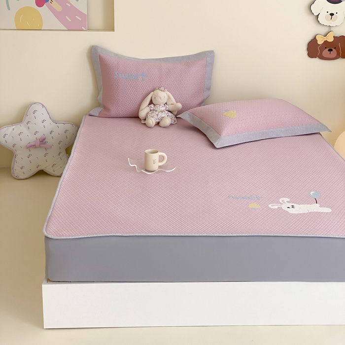 91家纺网 家纺一手货源 找家纺 由有家居 2025新款原创新品A类PE高凉感分子卡通毛巾绣豆豆凉席三件套 气球兔兔