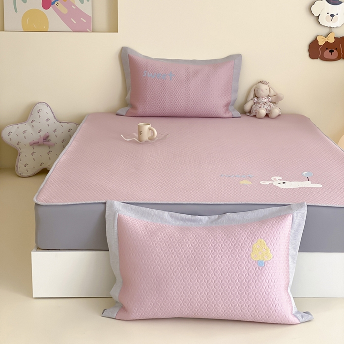 91家纺网 家纺一手货源 找家纺 由有家居 2025新款原创新品A类PE高凉感分子卡通毛巾绣豆豆凉席三件套 气球兔兔