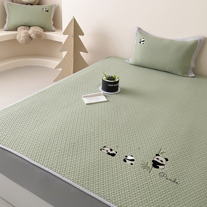 91家纺网 家纺一手货源 找家纺 由有家居 2025新款新品A类PE高凉感分子进口刺绣豆豆凉席三件套 熊猫伙伴