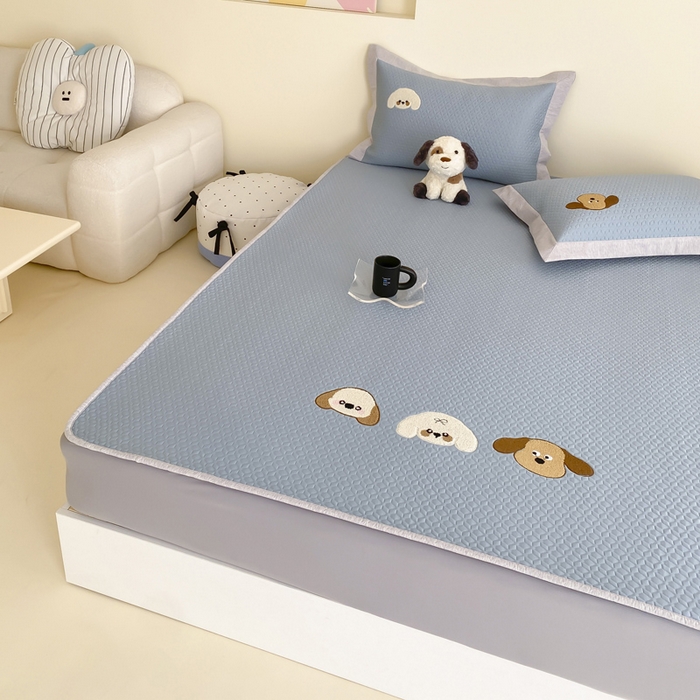 91家纺网 家纺一手货源 找家纺 由有家居 2025新款原创新品A类PE高凉感分子卡通毛巾绣豆豆凉席三件套 三个伙伴