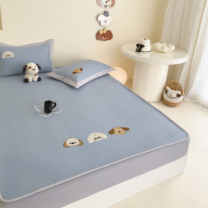 91家纺网 家纺一手货源 找家纺 由有家居 2025新款原创新品A类PE高凉感分子卡通毛巾绣豆豆凉席三件套 三个伙伴