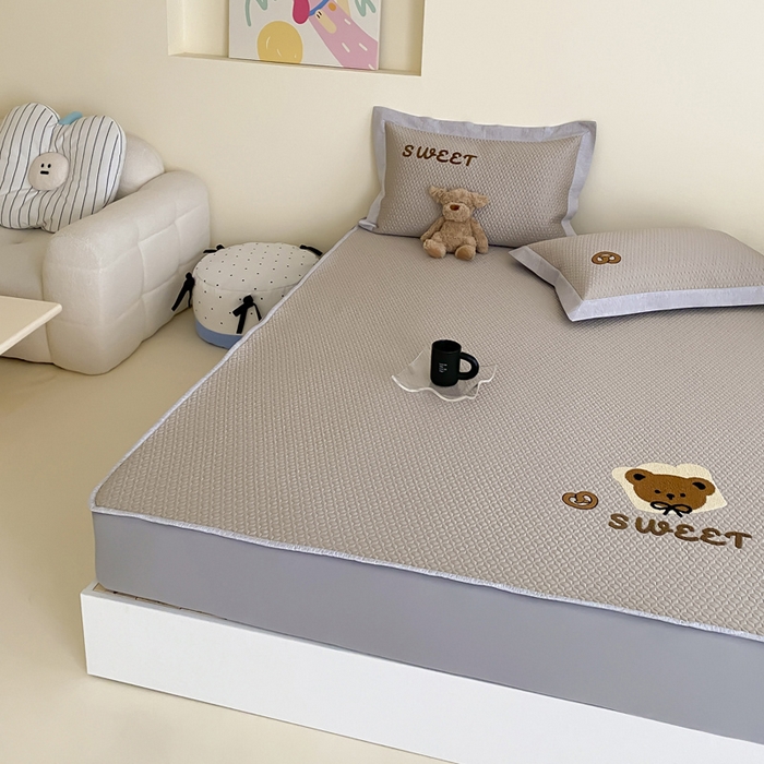 91家纺网 家纺一手货源 找家纺 由有家居 2025新款原创新品A类PE高凉感分子卡通毛巾绣豆豆凉席三件套 蛋糕熊