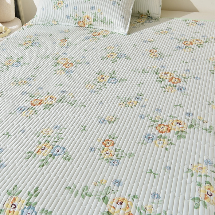 91家纺网 家纺一手货源 找家纺 床笠人家 2025新款亲肤双面磨毛夹棉床盖 夏菲花语