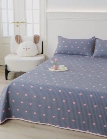 91家纺网 家纺一手货源 找家纺 床笠人家 2025新款亲肤双面磨毛夹棉床盖 爱心-灰