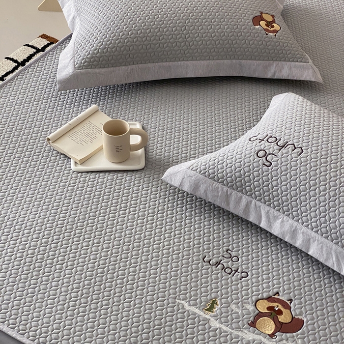 91家纺网 家纺一手货源 找家纺 由有家居 2025新款新品A类PE高凉感分子进口刺绣豆豆凉席三件套 巴拉宝宝