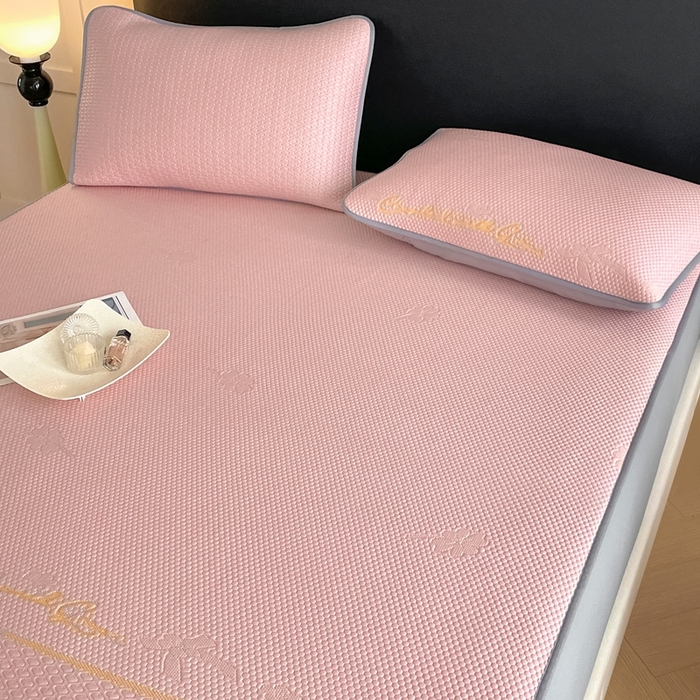 91家纺网 家纺一手货源 找家纺 欧邦 2025新款提花冰豆豆凉席三件套-幸运草 床笠款-幸运草-粉