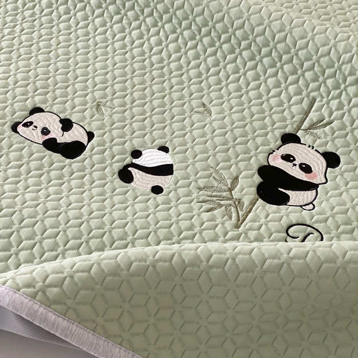 91家纺网 家纺一手货源 找家纺 由有家居 2025新款新品A类PE高凉感分子进口刺绣豆豆凉席三件套 熊猫伙伴