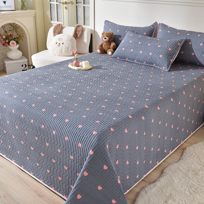 91家纺网 家纺一手货源 找家纺 床笠人家 2025新款亲肤双面磨毛夹棉床盖 爱心-灰