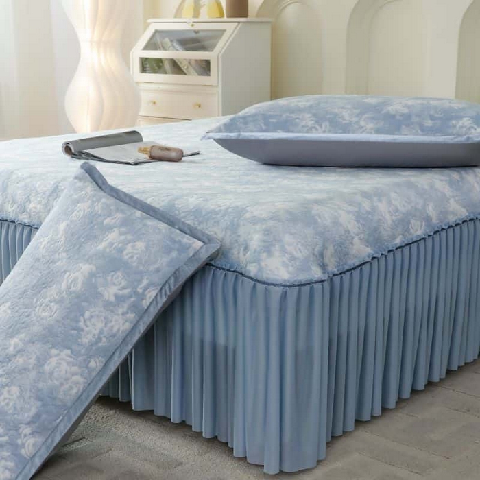 91家纺网 家纺一手货源 找家纺 野马寝具跨境电商专供 2025新款玫瑰花床裙 蓝