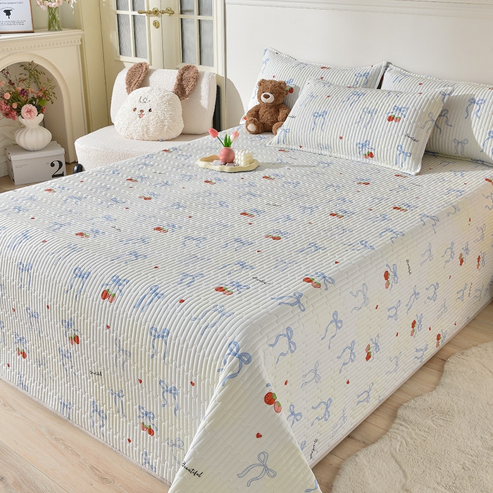 91家纺网 家纺一手货源 找家纺 床笠人家 2025新款亲肤双面磨毛夹棉床盖 草莓乐园