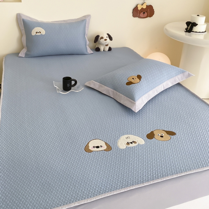 91家纺网 家纺一手货源 找家纺 由有家居 2025新款原创新品A类PE高凉感分子卡通毛巾绣豆豆凉席三件套 三个伙伴