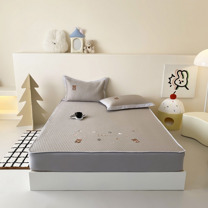 91家纺网 家纺一手货源 找家纺 由有家居 2025新款新品A类PE高凉感分子进口刺绣豆豆凉席三件套 欢乐颂