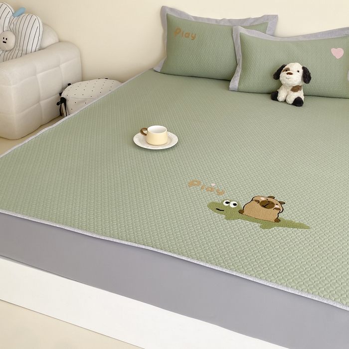 91家纺网 家纺一手货源 找家纺 由有家居 2025新款原创新品A类PE高凉感分子卡通毛巾绣豆豆凉席三件套 鳄鱼卡卡