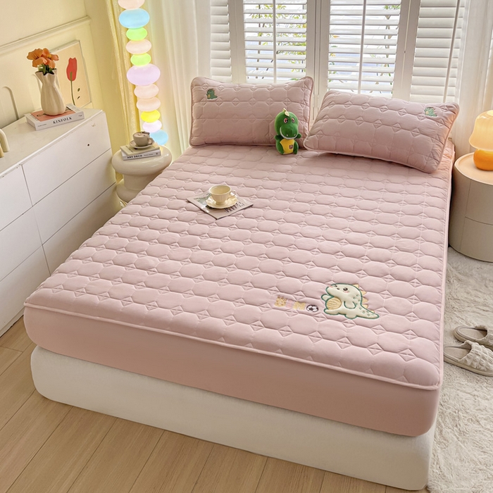 91家纺网 家纺一手货源 找家纺 万盛家纺 2025新款夹棉恐龙刺绣床笠 恐龙-方格 粉