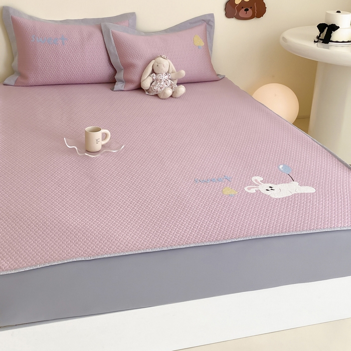 91家纺网 家纺一手货源 找家纺 由有家居 2025新款原创新品A类PE高凉感分子卡通毛巾绣豆豆凉席三件套 气球兔兔