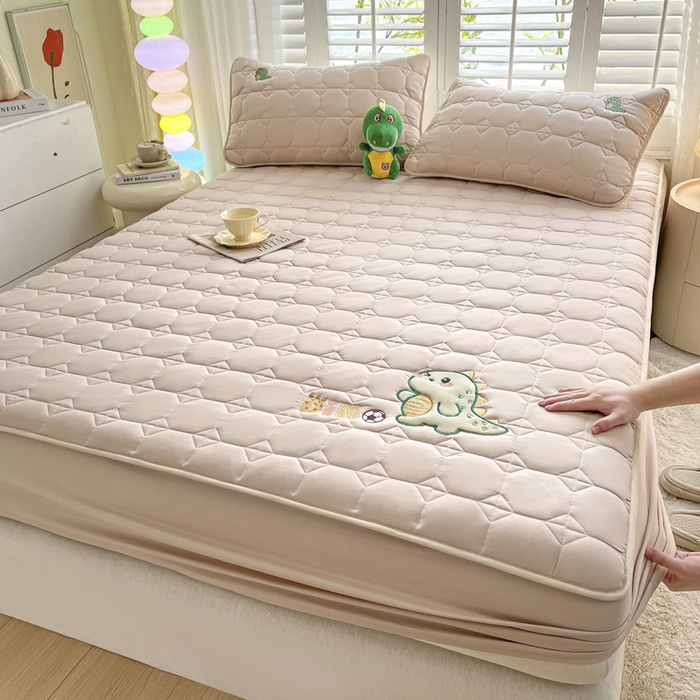 91家纺网 家纺一手货源 找家纺 万盛家纺 2025新款夹棉恐龙刺绣床笠 恐龙-方格  卡其