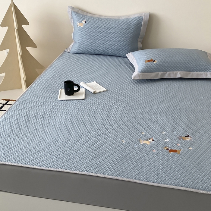 91家纺网 家纺一手货源 找家纺 由有家居 2025新款新品A类PE高凉感分子进口刺绣豆豆凉席三件套 汪汪聚会