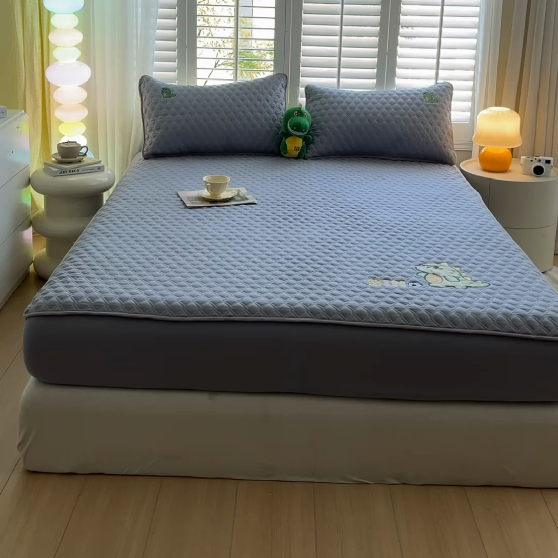 91家纺网 家纺一手货源 找家纺 万盛家纺 2025新款夹棉恐龙刺绣床笠 恐龙-菱形格 灰