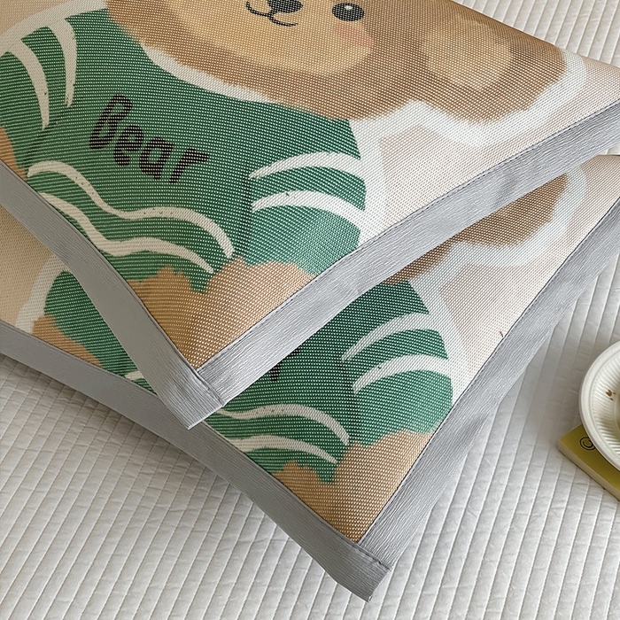 91家纺网 家纺一手货源 找家纺 安哆啦家纺 2025新款A类大版印花冰藤儿童幼儿园卡通萌宠系列凉席单枕套 小熊熊