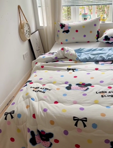 91家纺网 家纺一手货源 找家纺 玉海棠家纺 2025新款水洗皱皱纱印花夏被 被子被芯 波点小狗