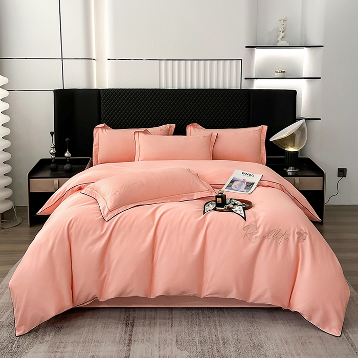 91家纺网 家纺一手货源 找家纺 宇彬家纺 2025新款13374全棉母婴级压线一字绣宽边枕套纯色刺绣四件套贡缎新疆长绒字母款-R款 R款-玉颜粉