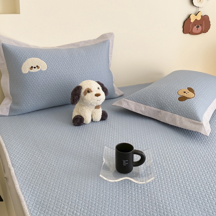 91家纺网 家纺一手货源 找家纺 由有家居 2025新款原创新品A类PE高凉感分子卡通毛巾绣豆豆凉席三件套 三个伙伴