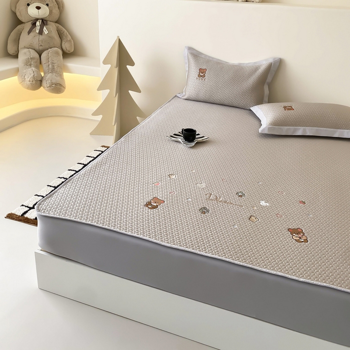 91家纺网 家纺一手货源 找家纺 由有家居 2025新款新品A类PE高凉感分子进口刺绣豆豆凉席三件套 欢乐颂