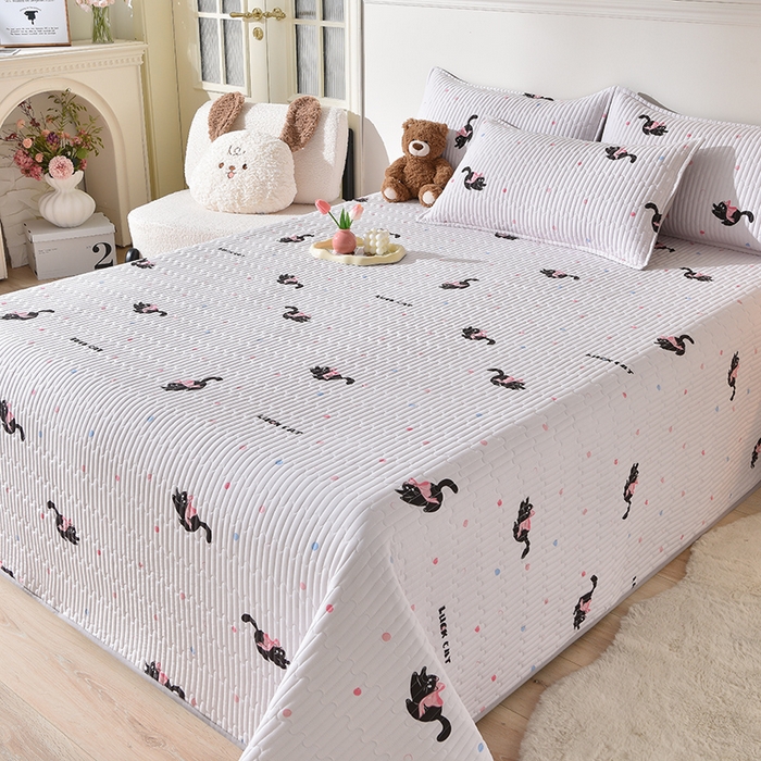 91家纺网 家纺一手货源 找家纺 床笠人家 2025新款亲肤双面磨毛夹棉床盖 粉猫咪