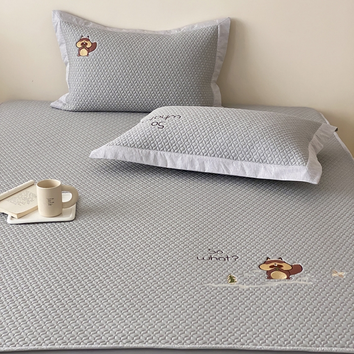 91家纺网 家纺一手货源 找家纺 由有家居 2025新款新品A类PE高凉感分子进口刺绣豆豆凉席三件套 巴拉宝宝