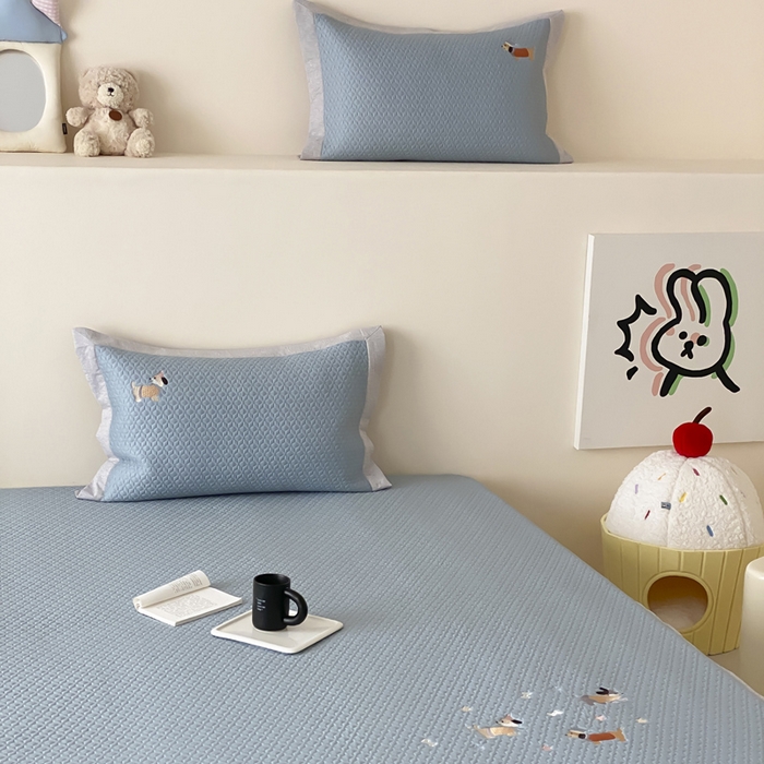 91家纺网 家纺一手货源 找家纺 由有家居 2025新款新品A类PE高凉感分子进口刺绣豆豆凉席三件套 汪汪聚会