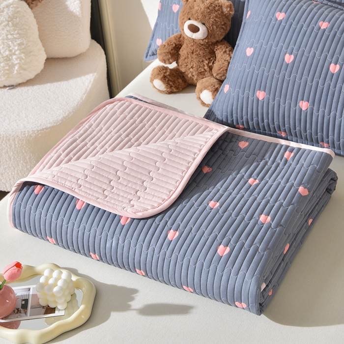 91家纺网 家纺一手货源 找家纺 床笠人家 2025新款亲肤双面磨毛夹棉床盖 爱心-灰