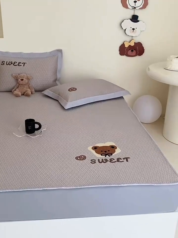 91家纺网 家纺一手货源 找家纺 由有家居 2025新款原创新品A类PE高凉感分子卡通毛巾绣豆豆凉席三件套 蛋糕熊