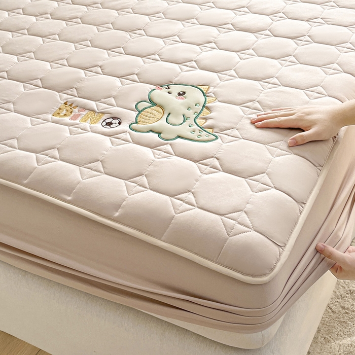 91家纺网 家纺一手货源 找家纺 万盛家纺 2025新款夹棉恐龙刺绣床笠 恐龙-方格  卡其