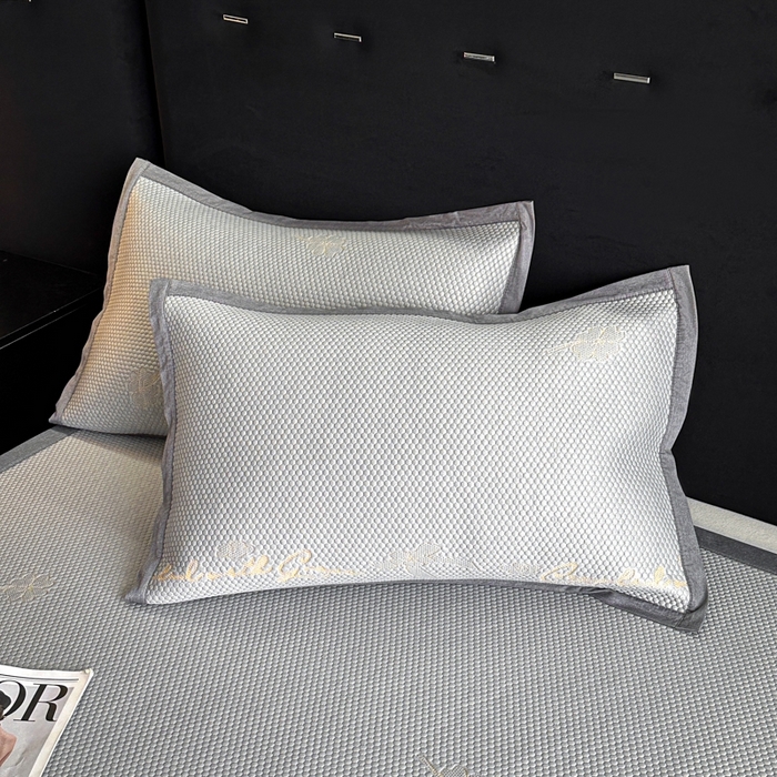 91家纺网 家纺一手货源 找家纺 欧邦 2025新款提花冰豆豆凉席三件套-幸运草 凉席款-幸运草-灰