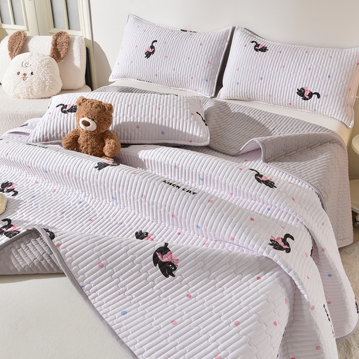 91家纺网 家纺一手货源 找家纺 床笠人家 2025新款亲肤双面磨毛夹棉床盖 粉猫咪