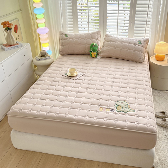 91家纺网 家纺一手货源 找家纺 万盛家纺 2025新款夹棉恐龙刺绣床笠 恐龙-方格  卡其