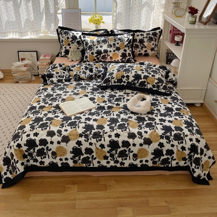 91家纺网 家纺一手货源 找家纺 花伞家居 2025新款赫本高级感黑白系列花边夏被四件套 夏被-秋梨