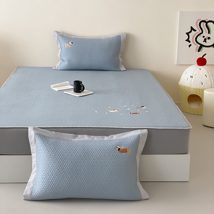 91家纺网 家纺一手货源 找家纺 由有家居 2025新款新品A类PE高凉感分子进口刺绣豆豆凉席三件套 汪汪聚会