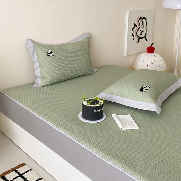 91家纺网 家纺一手货源 找家纺 由有家居 2025新款新品A类PE高凉感分子进口刺绣豆豆凉席三件套 熊猫伙伴