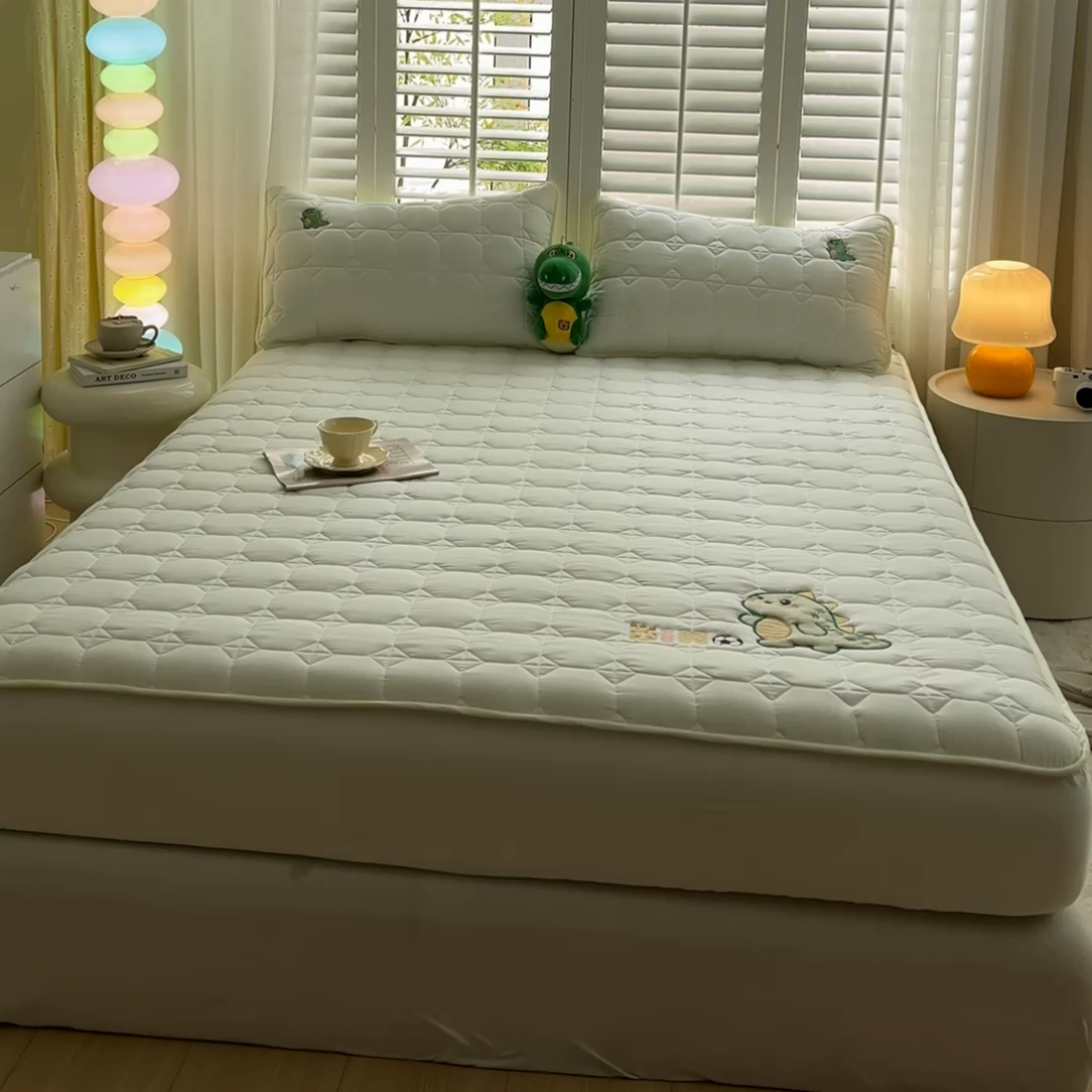 91家纺网 家纺一手货源 找家纺 万盛家纺 2025新款夹棉恐龙刺绣床笠 恐龙-方格  白