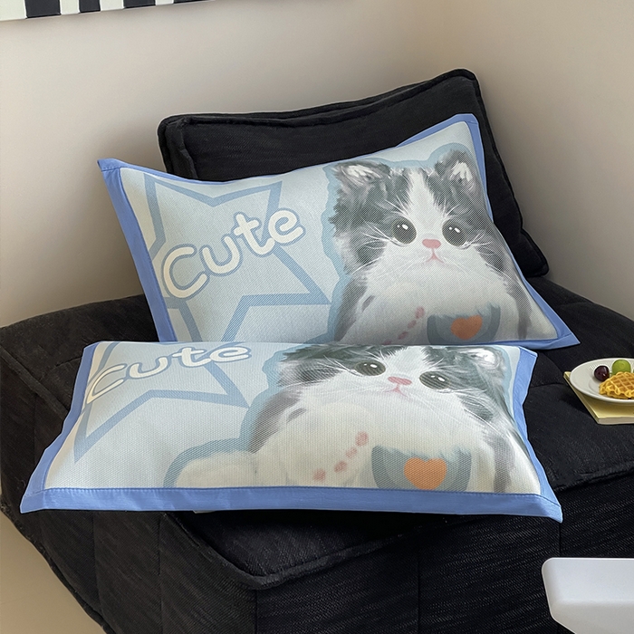 91家纺网 家纺一手货源 找家纺 安哆啦家纺 2025新款A类大版印花冰藤儿童幼儿园卡通萌宠系列凉席单枕套 蓝色英短