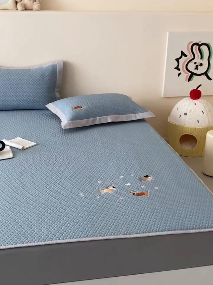 91家纺网 家纺一手货源 找家纺 由有家居 2025新款新品A类PE高凉感分子进口刺绣豆豆凉席三件套 汪汪聚会